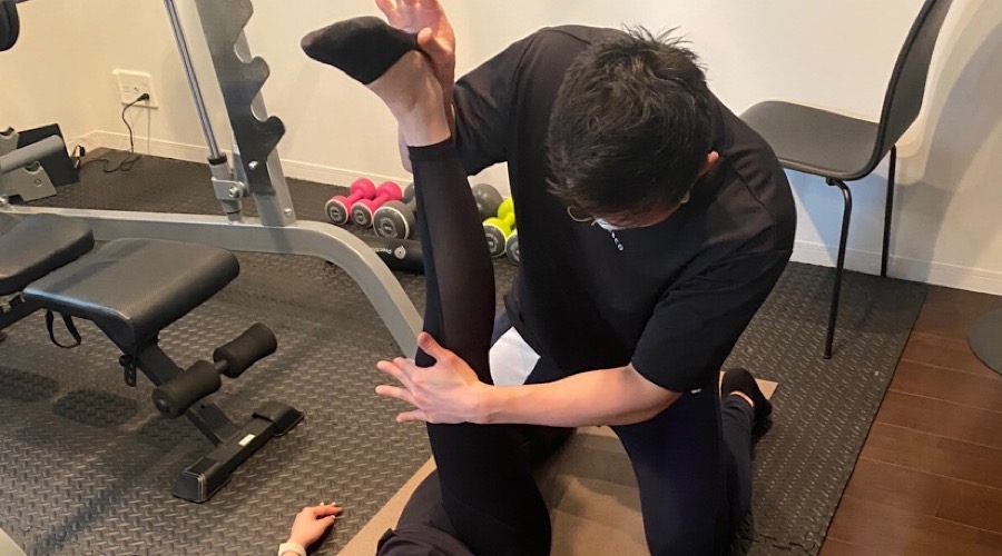 専任のトレーナーによるストレッチ